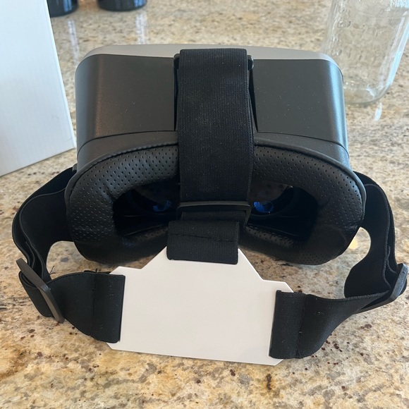 VR Headset - Picture 3 of 4